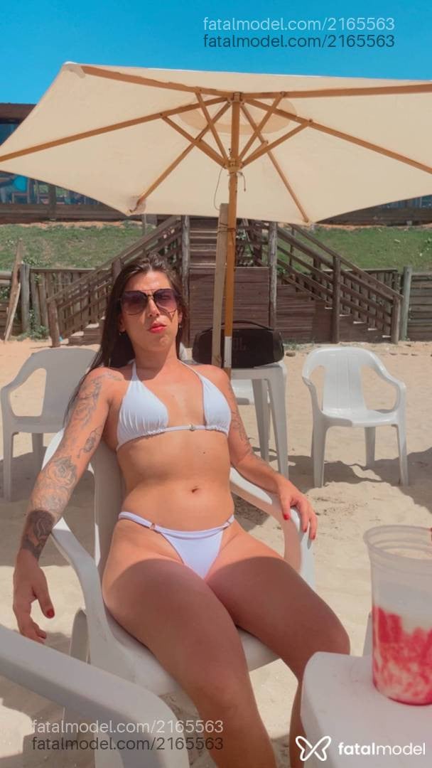 Acompanhante mulher com cabelo castanho de olhos castanhos - Alice ferreira