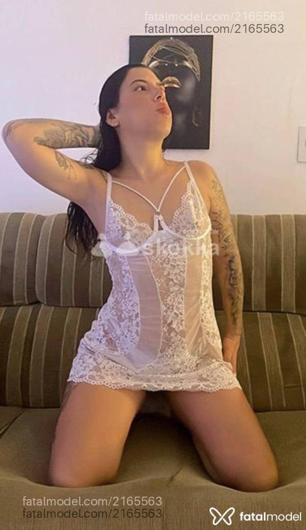 Acompanhante mulher com cabelo castanho de olhos castanhos - Alice ferreira