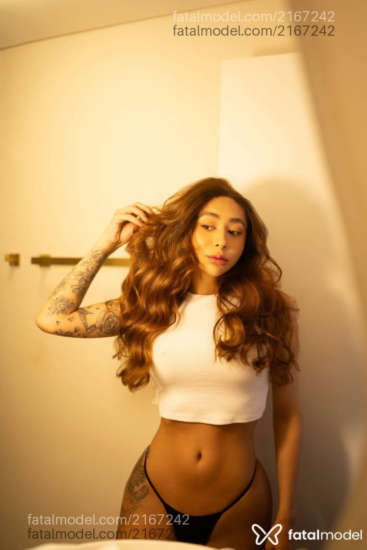 Acompanhante mulher trans ruiva (o) de olhos mel - Isabela Santos