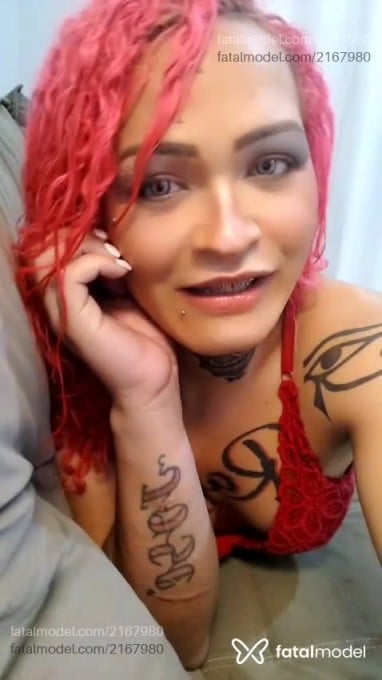 Acompanhante mulher trans com cabelo colorido de olhos castanhos em Curitiba - Suanne Honey