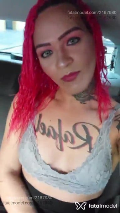 Acompanhante mulher trans com cabelo colorido de olhos castanhos em Curitiba - Suanne Honey
