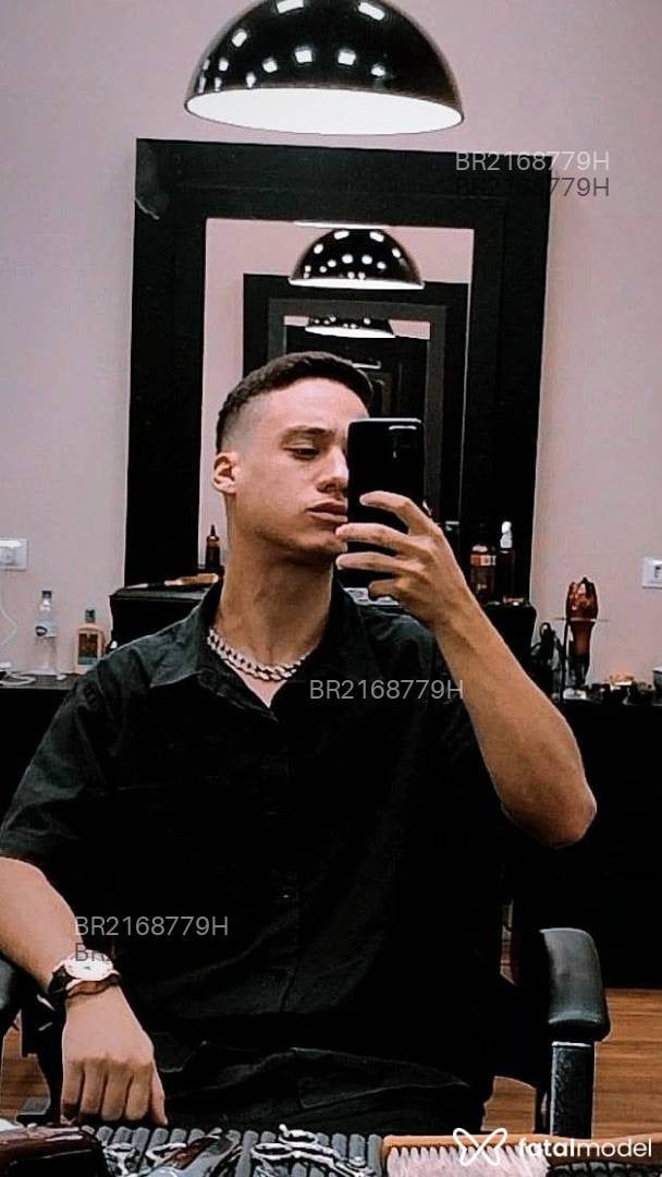 Acompanhante homem com cabelo castanho de olhos castanhos - Endrick Acompanhante homem com cabelo castanho de olhos castanhos - Endrick
