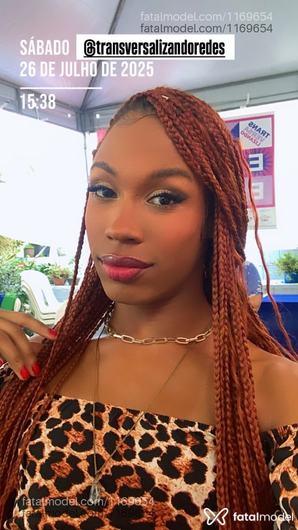 Acompanhante travesti com cabelo castanho de olhos castanhos em Salvador - Giulia Young