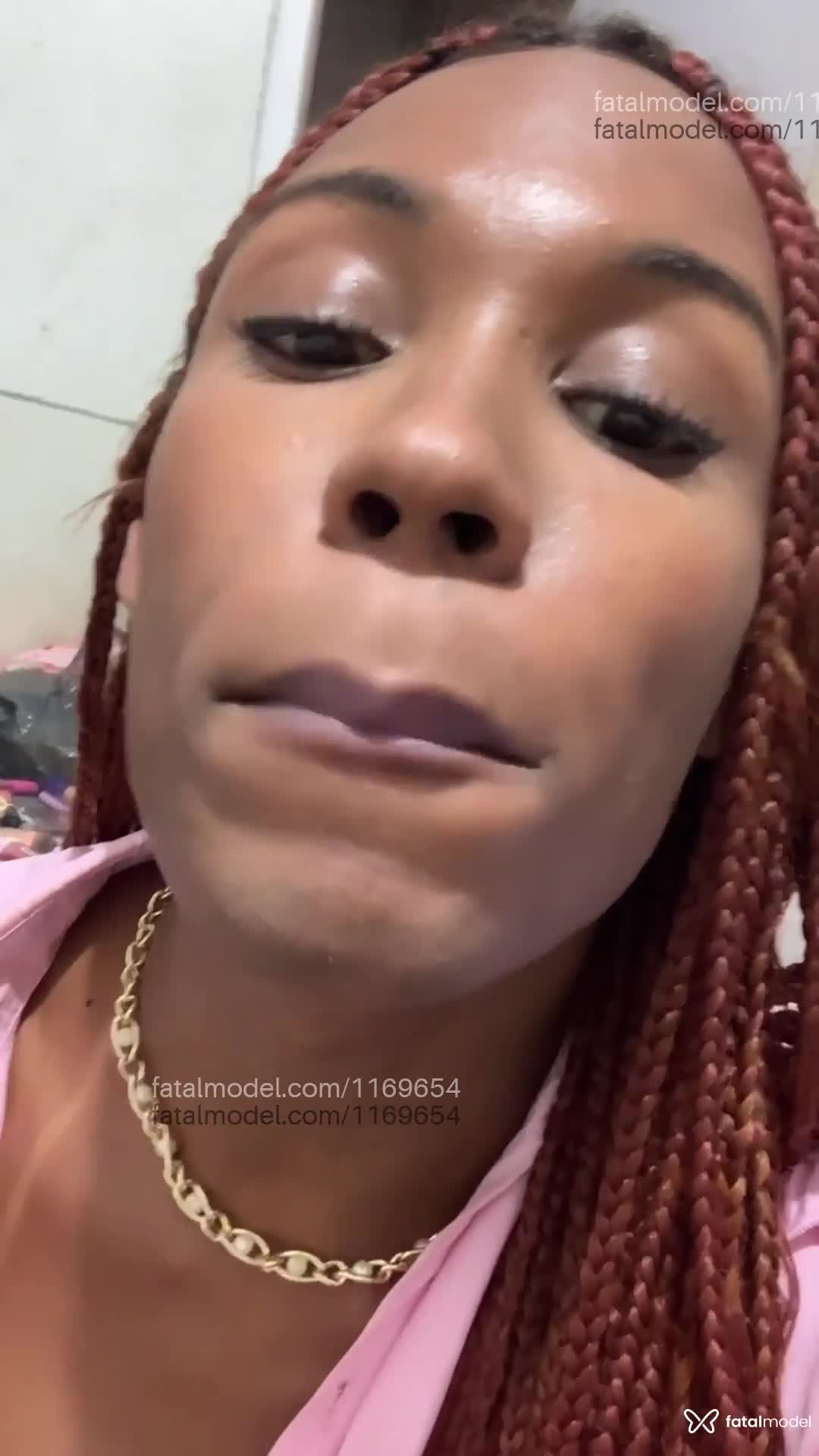 Acompanhante travesti com cabelo castanho de olhos castanhos em Salvador - Giulia Young