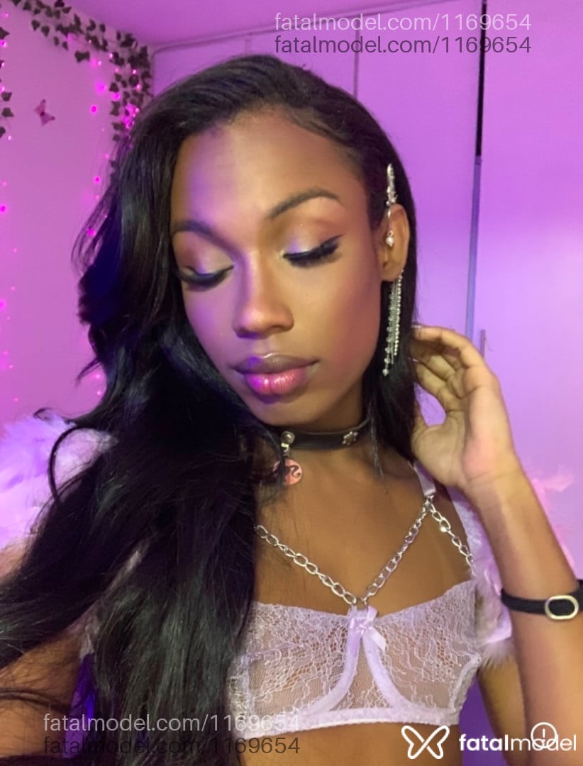 Acompanhante travesti com cabelo castanho de olhos castanhos em Salvador - Giulia Young