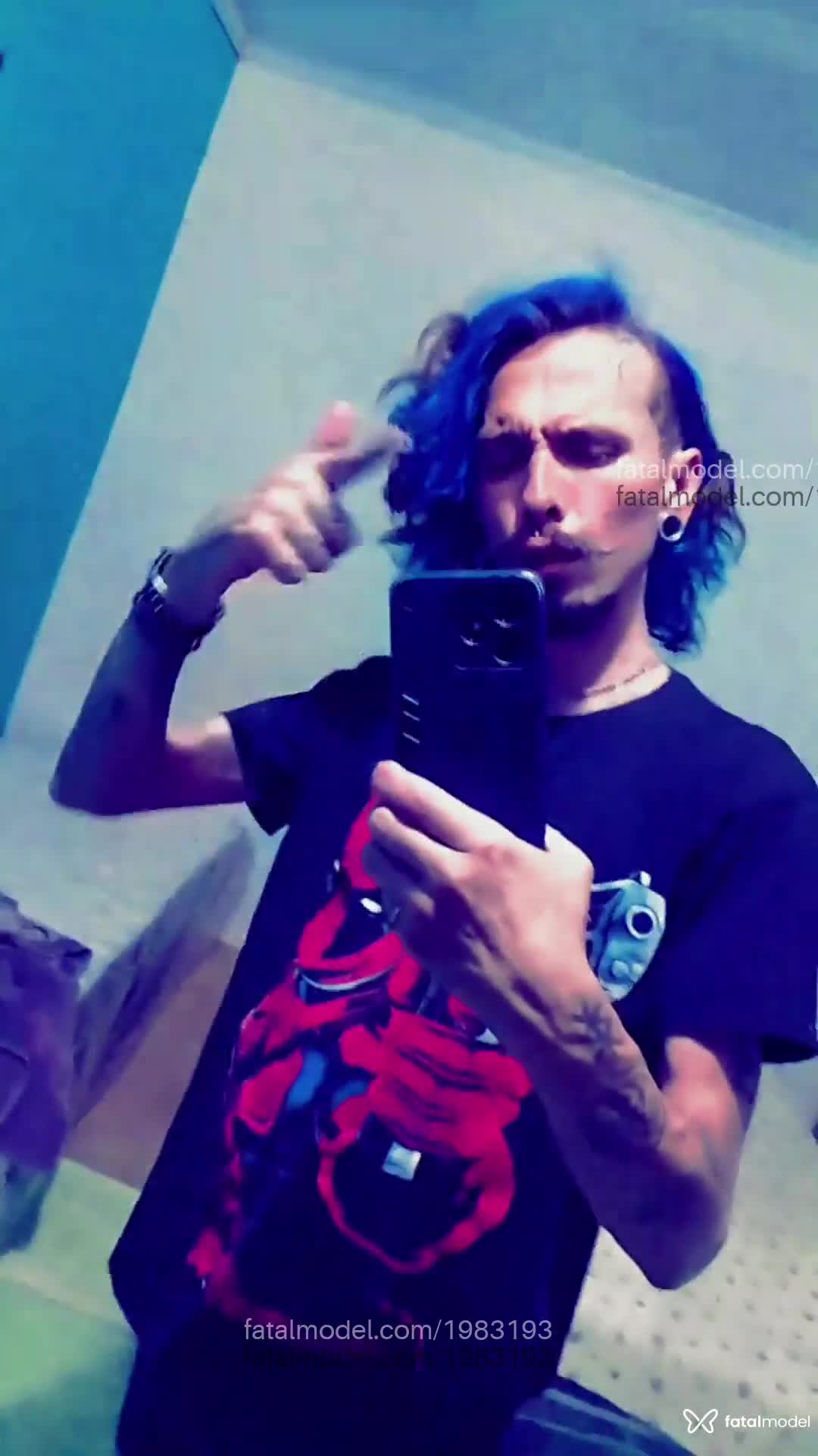 Acompanhante homem com cabelo colorido de olhos castanhos em Goiânia Acompanhante homem com cabelo colorido de olhos castanhos em Goiânia - Fenboy