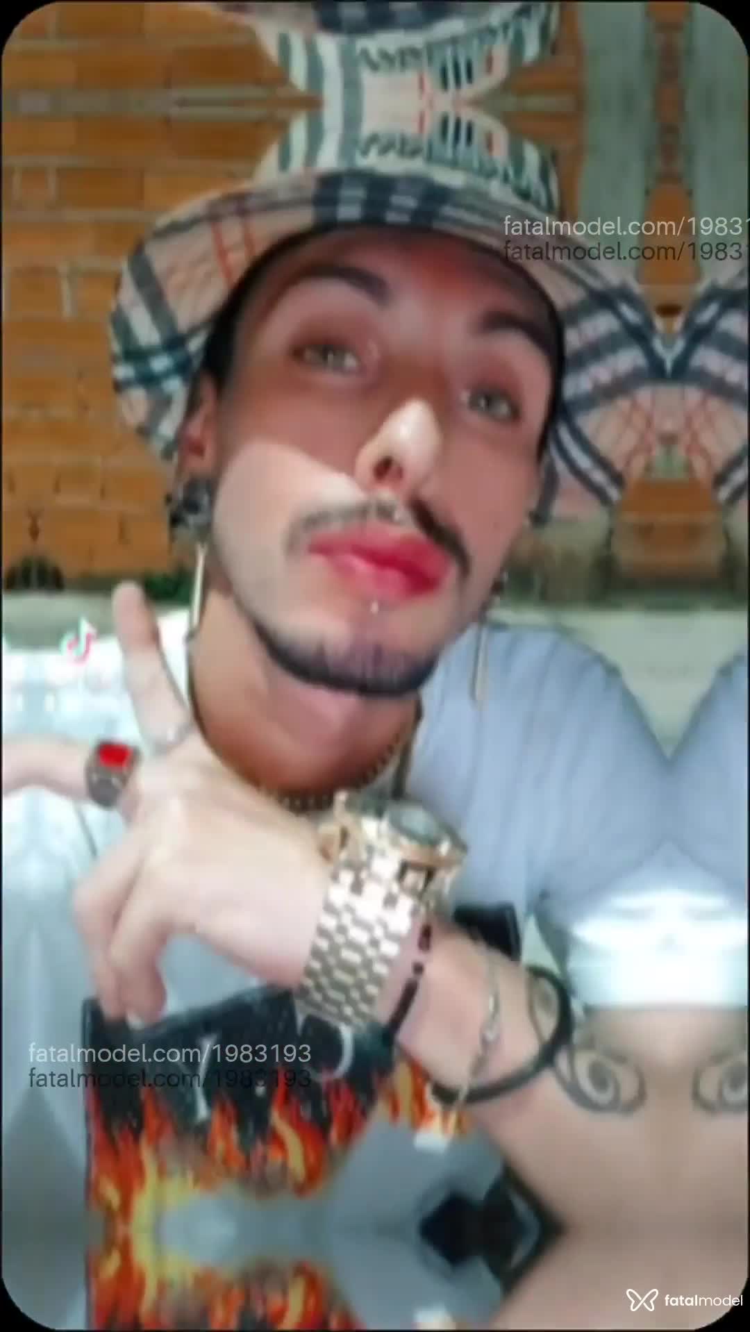 Acompanhante homem com cabelo colorido de olhos castanhos em Goiânia Acompanhante homem com cabelo colorido de olhos castanhos em Goiânia - Fenboy