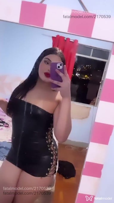 Acompanhante mulher trans com cabelo castanho de olhos castanhos - Melissa Oliveira
