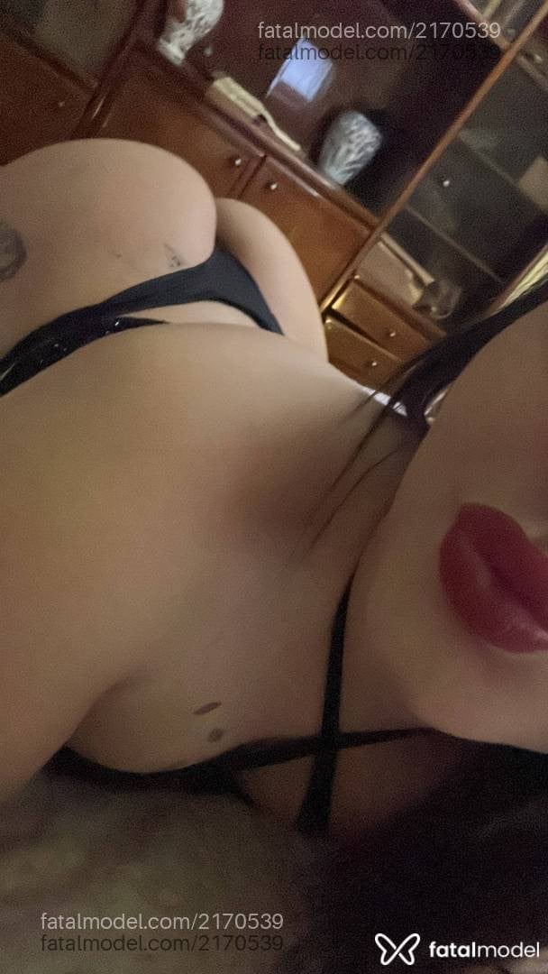 Acompanhante mulher trans com cabelo castanho de olhos castanhos - Melissa Oliveira