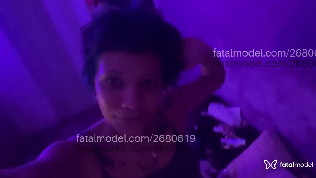 Acompanhante mulher com cabelo colorido de olhos pretos - Sasha Blight Acompanhante mulher com cabelo colorido de olhos pretos - Sasha Blight