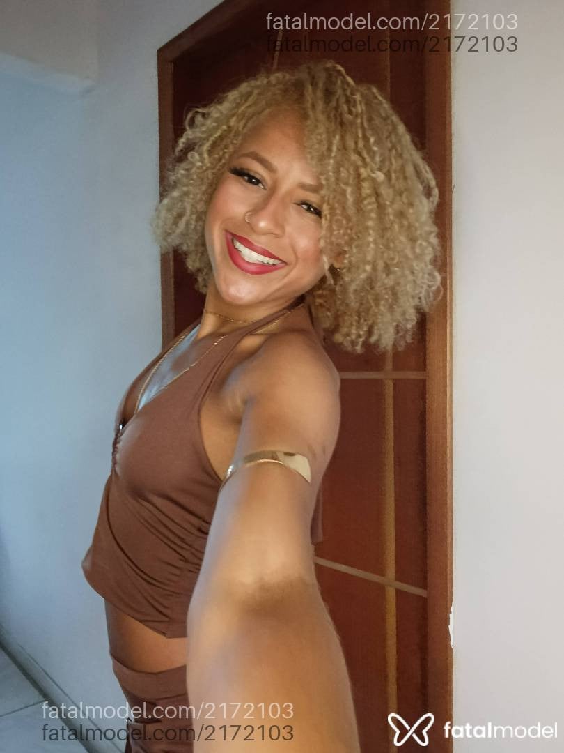 Acompanhante mulher loira (o) de olhos castanhos - Hache