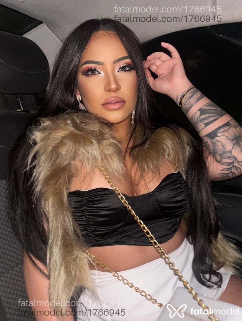 Acompanhante mulher com cabelo castanho de olhos mel - Juh Martins Acompanhante mulher com cabelo castanho de olhos mel - Juh Martins