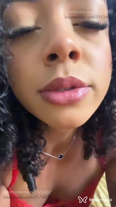 Acompanhante mulher trans com cabelo castanho de olhos castanhos - Alexia