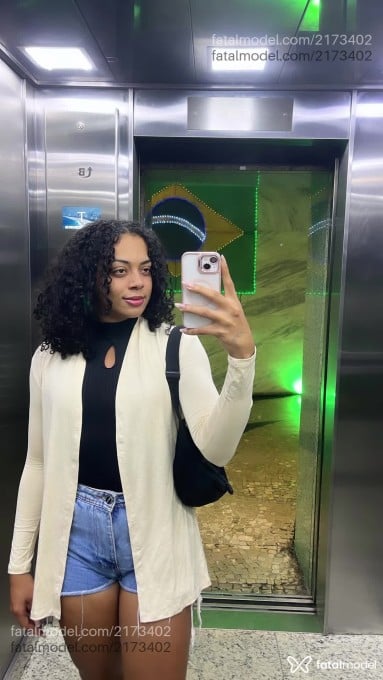 Acompanhante mulher trans com cabelo castanho de olhos castanhos - Alexia