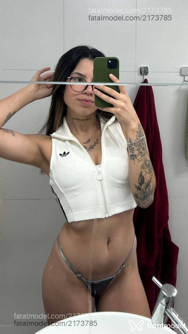 Acompanhante mulher com cabelo castanho de olhos castanhos em Curitiba Acompanhante mulher com cabelo castanho de olhos castanhos em Curitiba - Livia