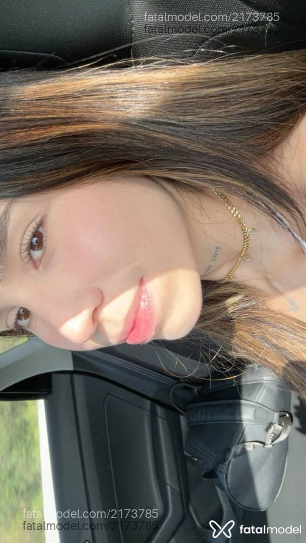 Acompanhante mulher com cabelo castanho de olhos castanhos em Curitiba Acompanhante mulher com cabelo castanho de olhos castanhos em Curitiba - Livia