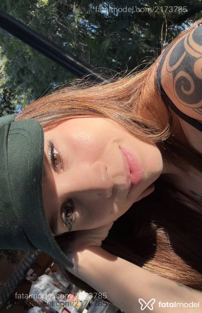 Acompanhante mulher com cabelo castanho de olhos castanhos - Livia