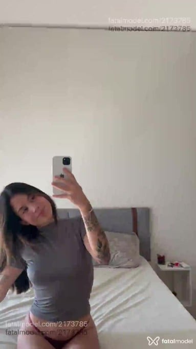 Acompanhante mulher com cabelo castanho de olhos castanhos em Curitiba Acompanhante mulher com cabelo castanho de olhos castanhos em Curitiba - Livia