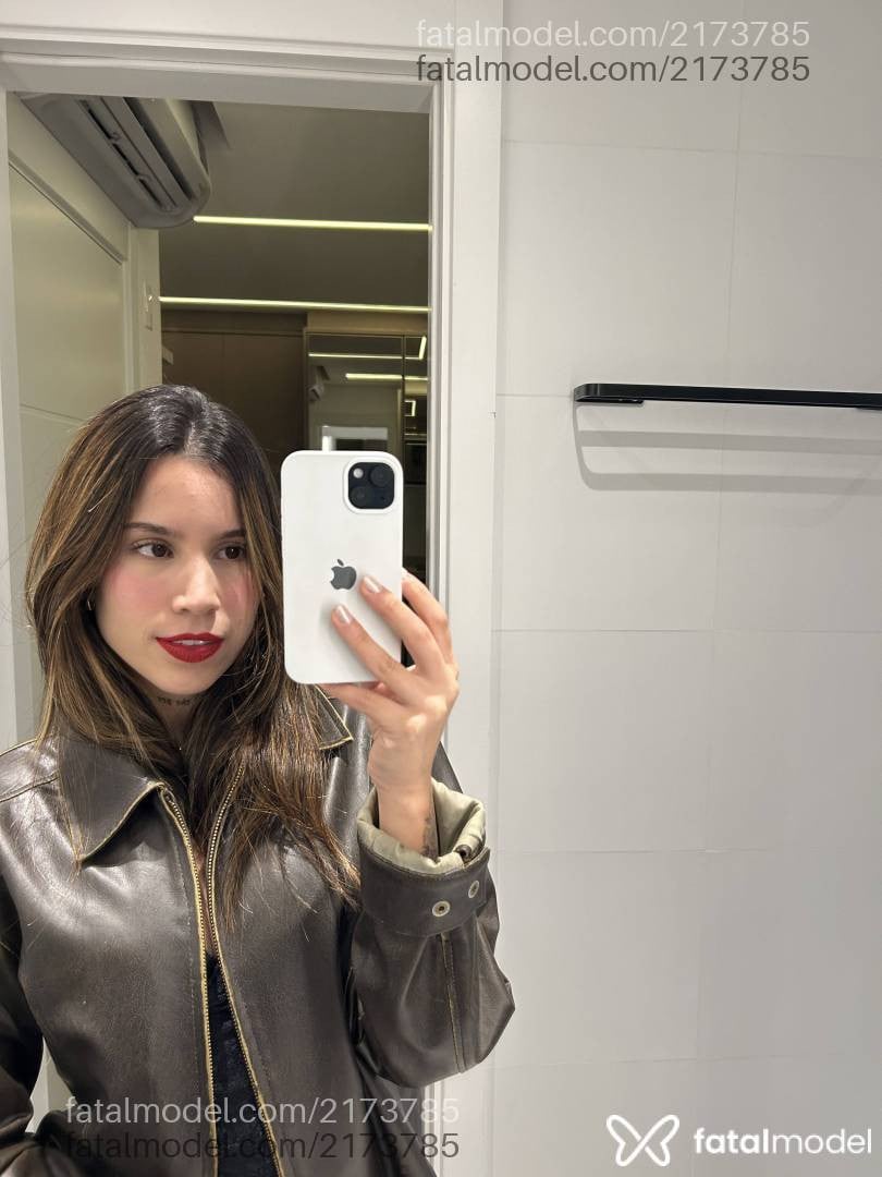 Acompanhante mulher com cabelo castanho de olhos castanhos em Curitiba - Livia