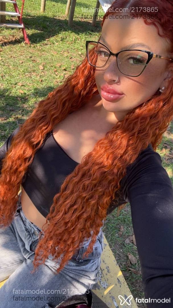 Acompanhante mulher ruiva (o) de olhos mel - Marina
