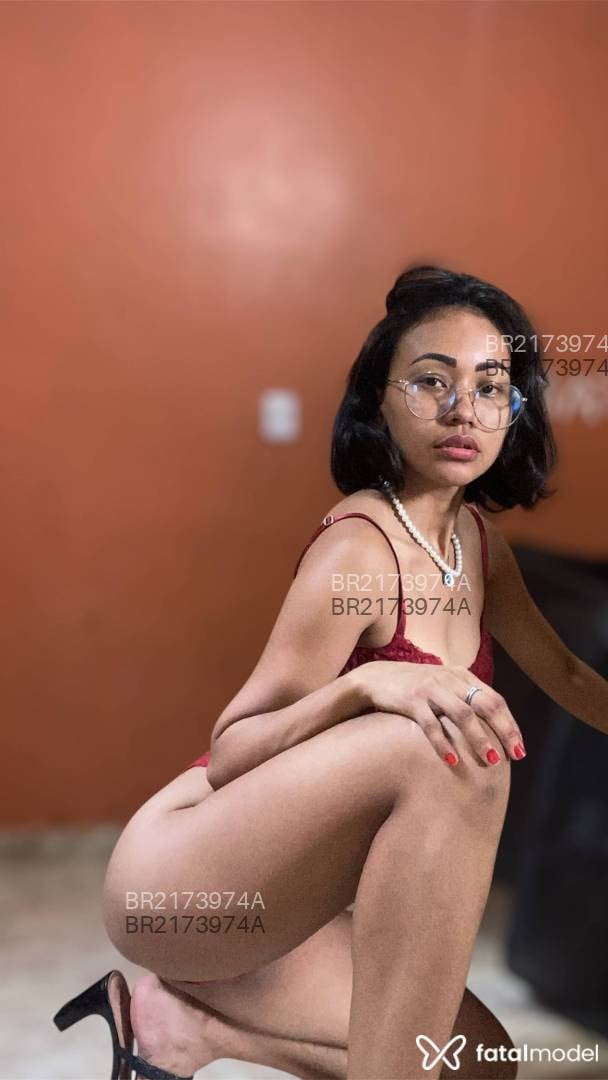 Acompanhante mulher com cabelo castanho de olhos pretos em Virtual Acompanhante mulher com cabelo castanho de olhos pretos em Virtual - Maria