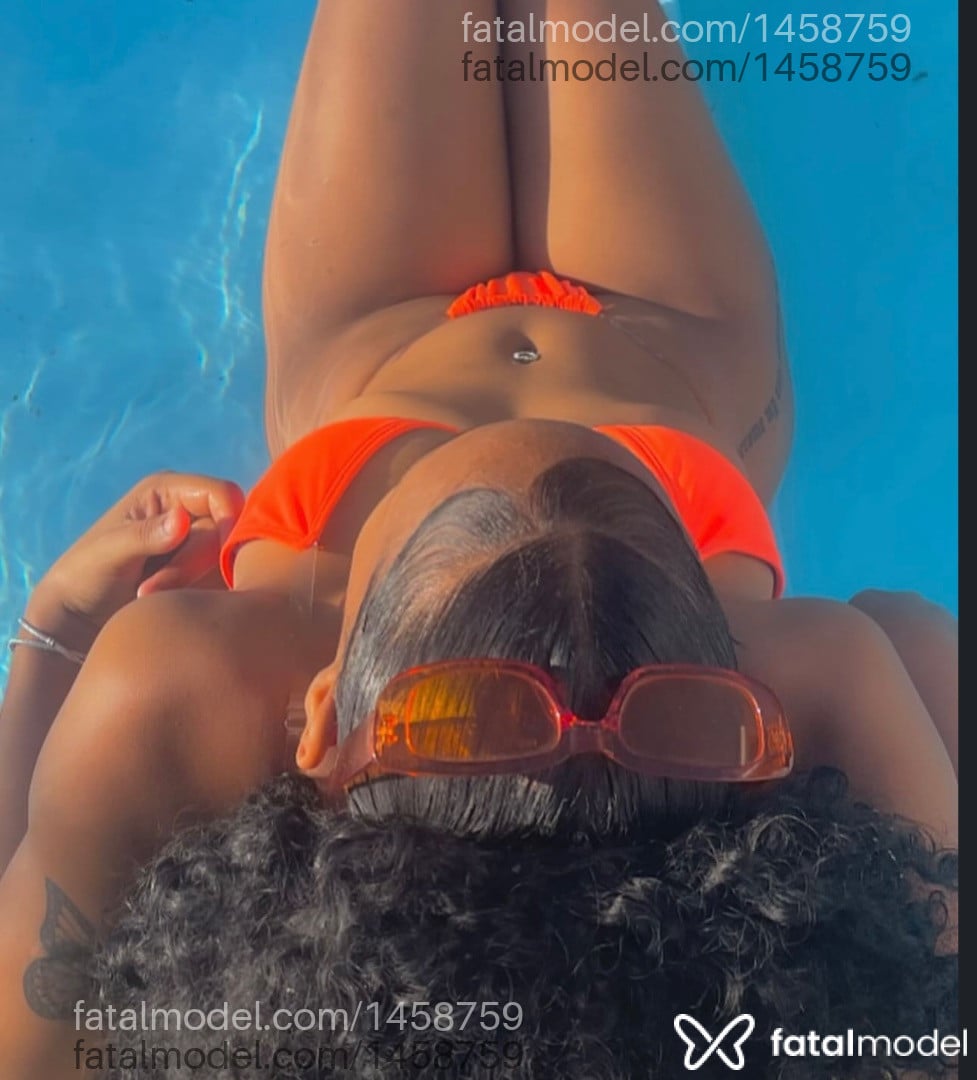 Acompanhante mulher morena (o) de olhos castanhos - Morena Acompanhante mulher morena (o) de olhos castanhos - Morena