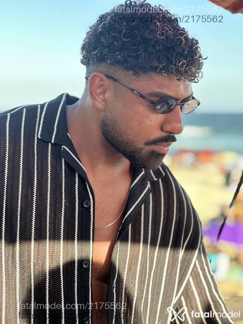 Acompanhante homem com cabelo castanho de olhos pretos em Rio de Janeiro - Fernandes