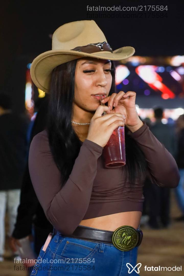 Acompanhante mulher morena (o) de olhos castanhos - Lorena