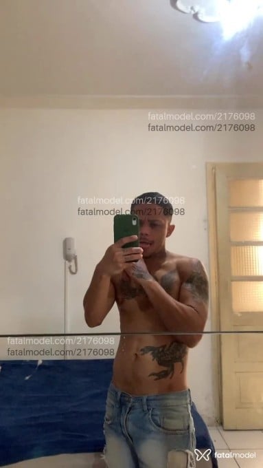 Acompanhante homem morena (o) de olhos pretos em Porto Alegre - Machado