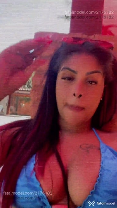 Acompanhante mulher com cabelo colorido de olhos castanhos - Bruna