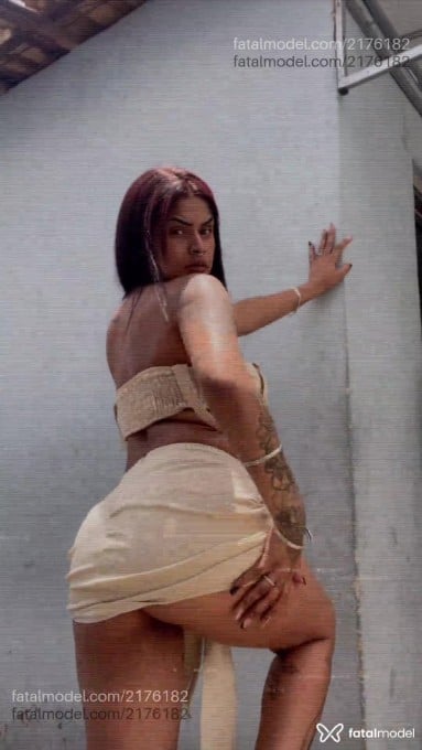 Acompanhante mulher com cabelo colorido de olhos castanhos - Bruna