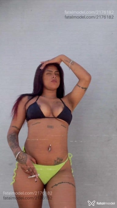 Acompanhante mulher com cabelo colorido de olhos castanhos - Bruna