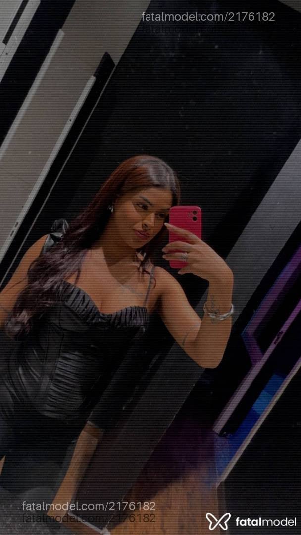 Acompanhante mulher com cabelo colorido de olhos castanhos - Bruna