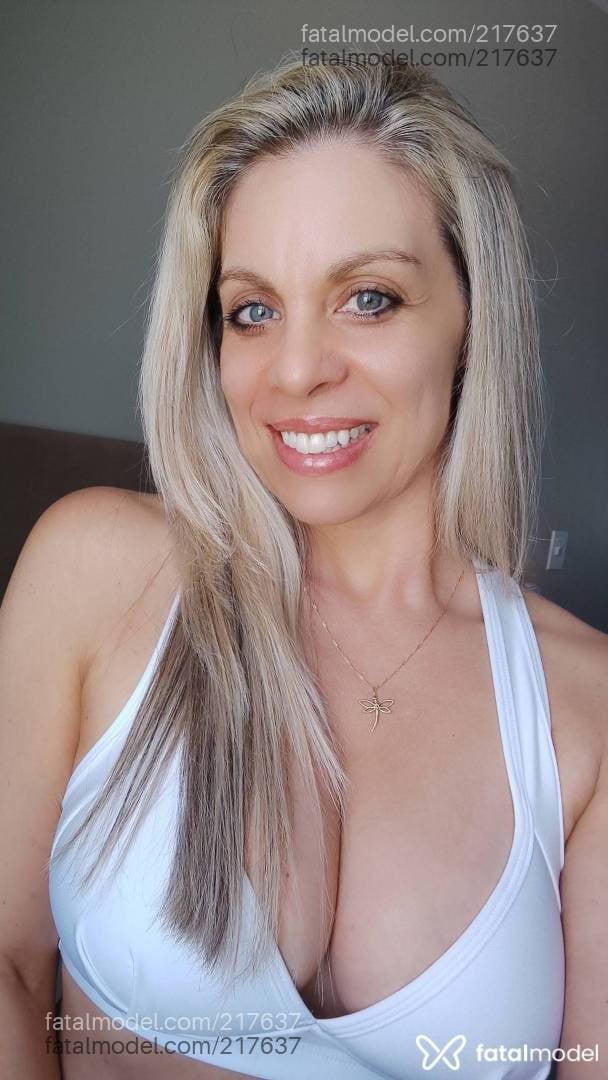 Acompanhante mulher loira (o) de olhos azuis - Paola Piovesan