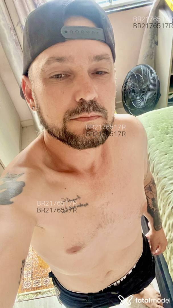 Acompanhante homem com cabelo grisalho de olhos castanhos em Chapecó - Karlos