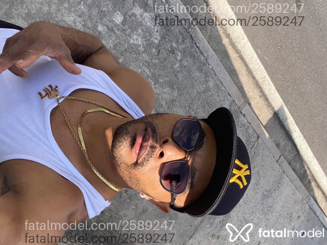 Acompanhante homem com cabelo castanho de olhos mel - Robson Dos Santos