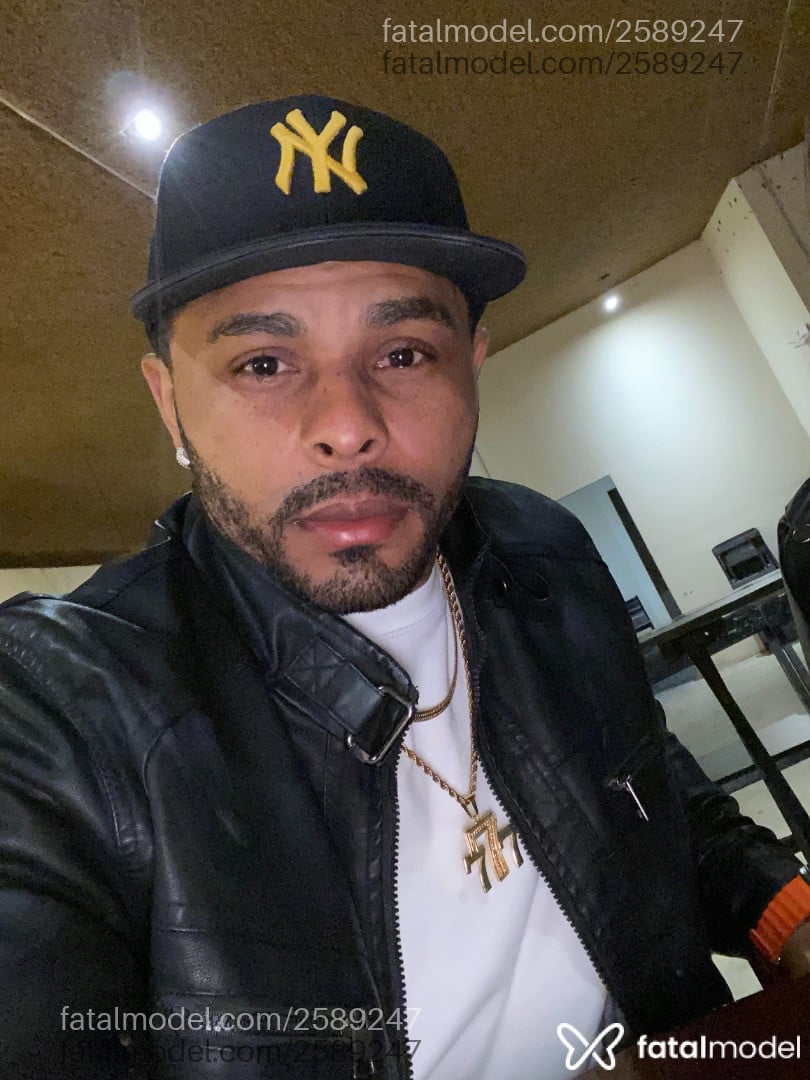 Acompanhante homem com cabelo castanho de olhos mel em Santana de Parnaíba - Robson Dos Santos