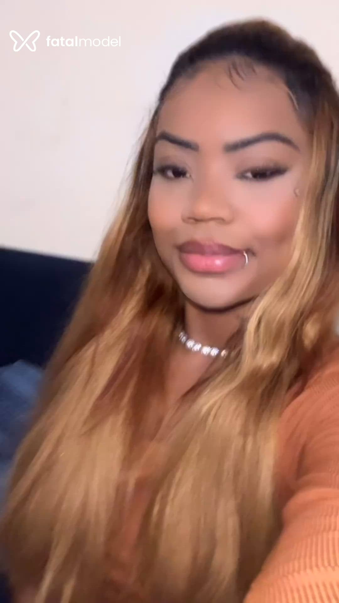 Acompanhante mulher loira (o) de olhos castanhos - Brenda