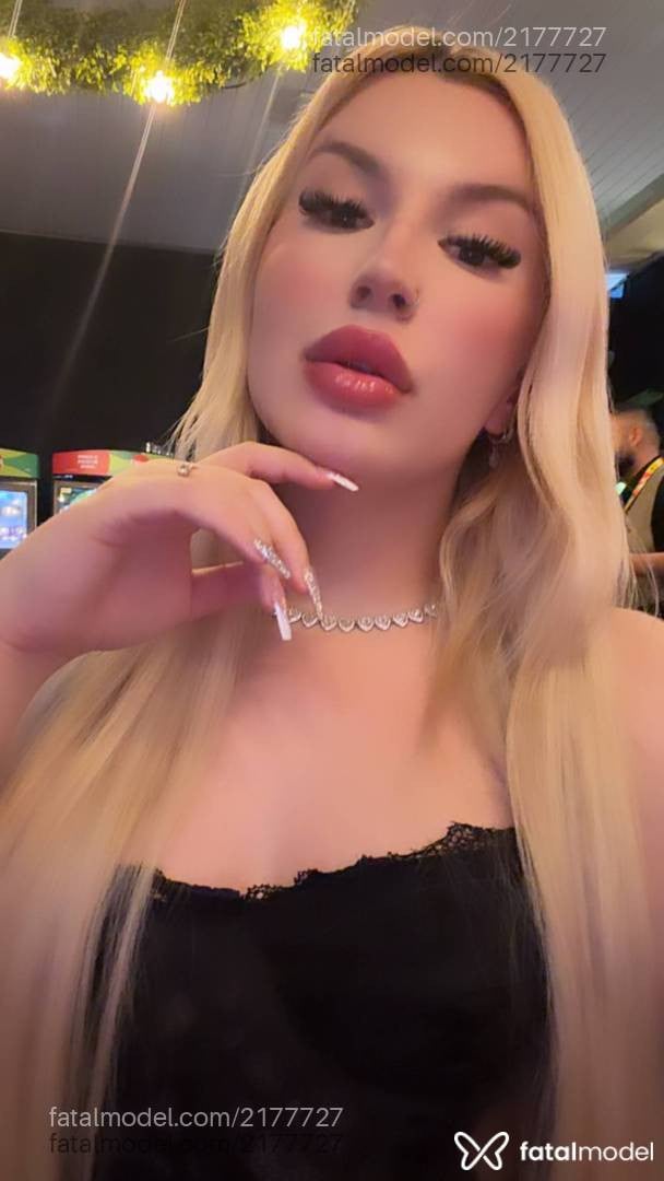 Acompanhante mulher trans loira (o) de olhos castanhos - Jojoferrr