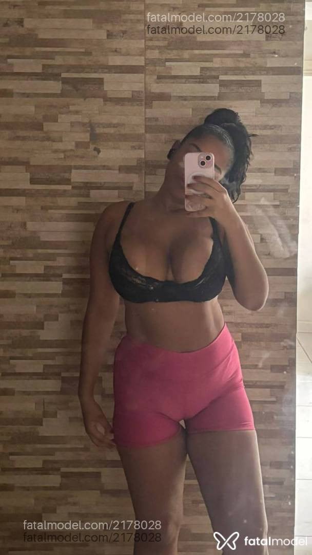 Acompanhante mulher morena (o) de olhos castanhos - Liaaa