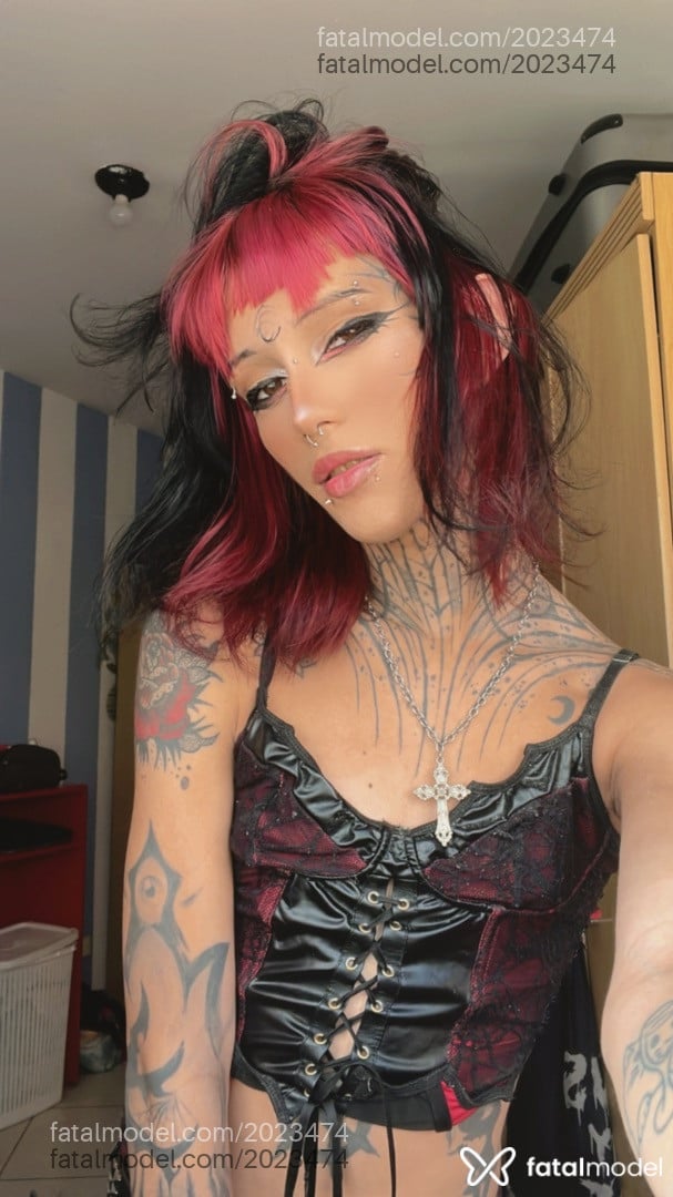 Acompanhante mulher trans com cabelo castanho de olhos mel em Virtual - Letícia