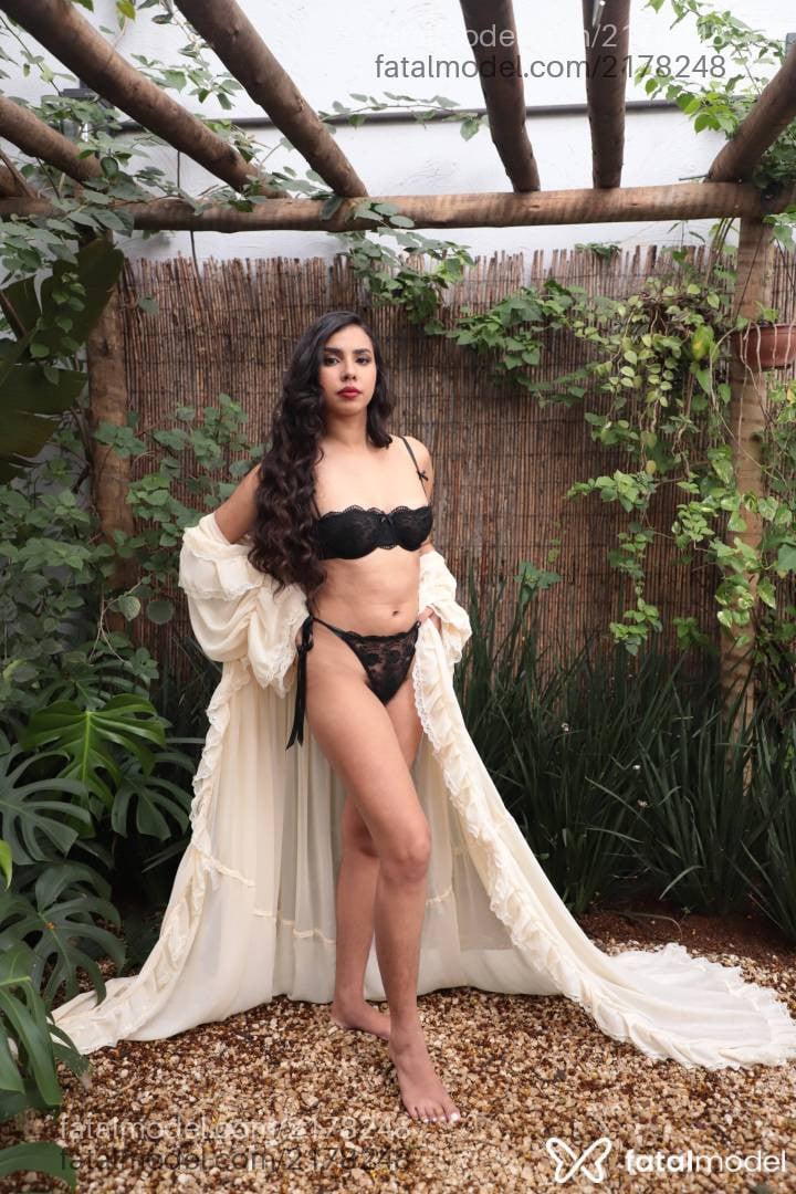 Acompanhante mulher morena (o) de olhos castanhos - Sol Rara