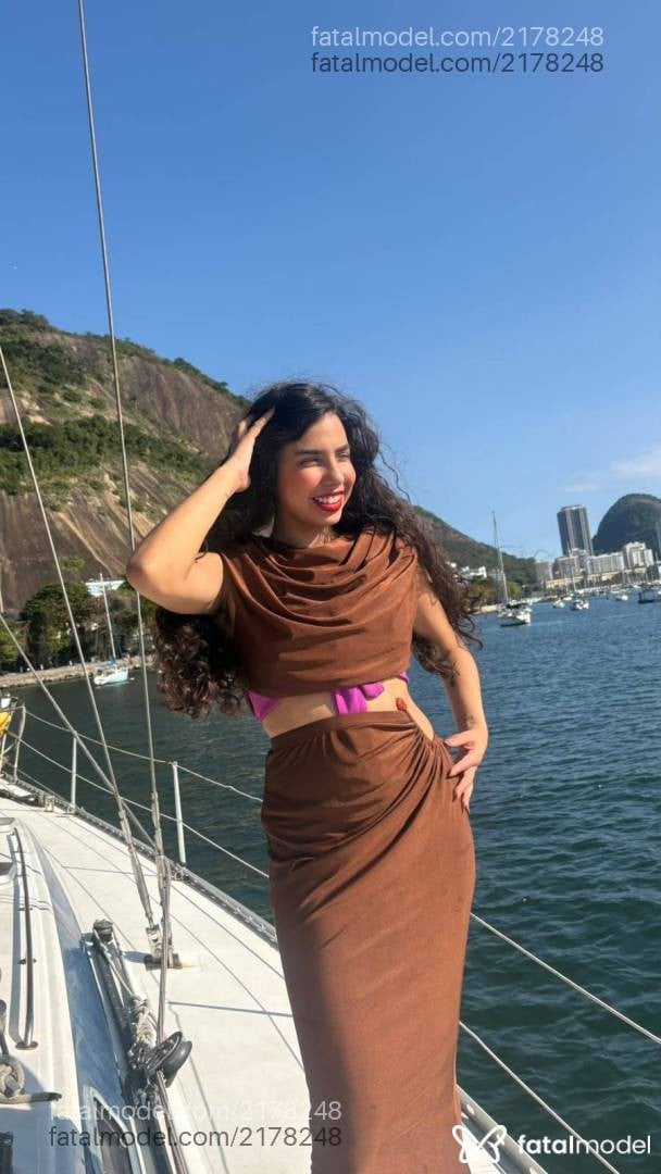 Acompanhante mulher morena (o) de olhos castanhos - Sol Rara Acompanhante mulher morena (o) de olhos castanhos - Sol Rara