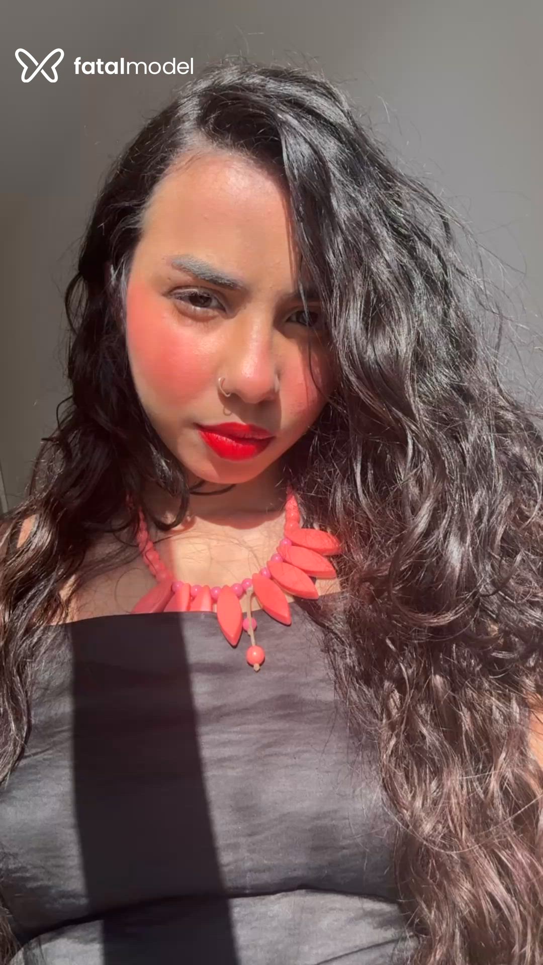 Acompanhante mulher morena (o) de olhos castanhos - Sol Rara Acompanhante mulher morena (o) de olhos castanhos - Sol Rara
