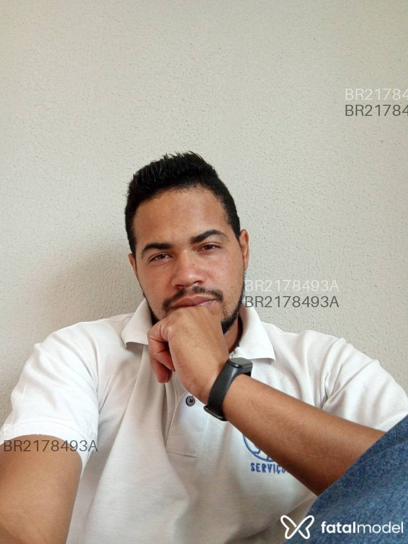Acompanhante homem com cabelo castanho de olhos castanhos em São Paulo Acompanhante homem com cabelo castanho de olhos castanhos em São Paulo - Lucas