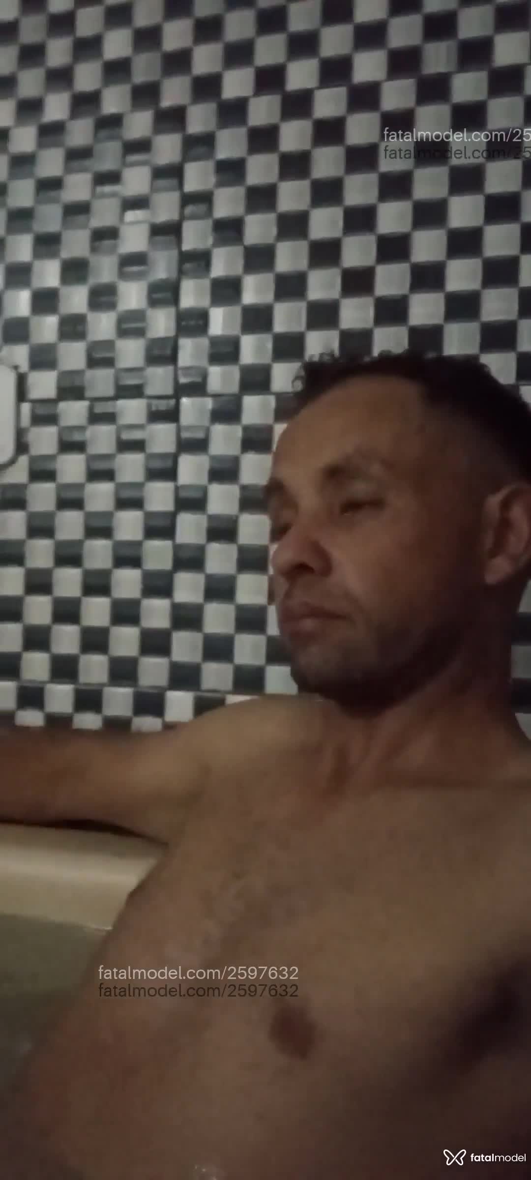 Acompanhante homem com cabelo castanho de olhos verdes - Felipe Lipe Acompanhante homem com cabelo castanho de olhos verdes - Felipe Lipe