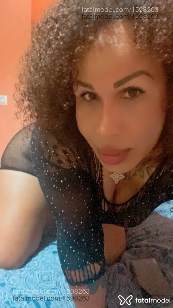 Acompanhante mulher trans com cabelo castanho de olhos castanhos - Amanda Morena