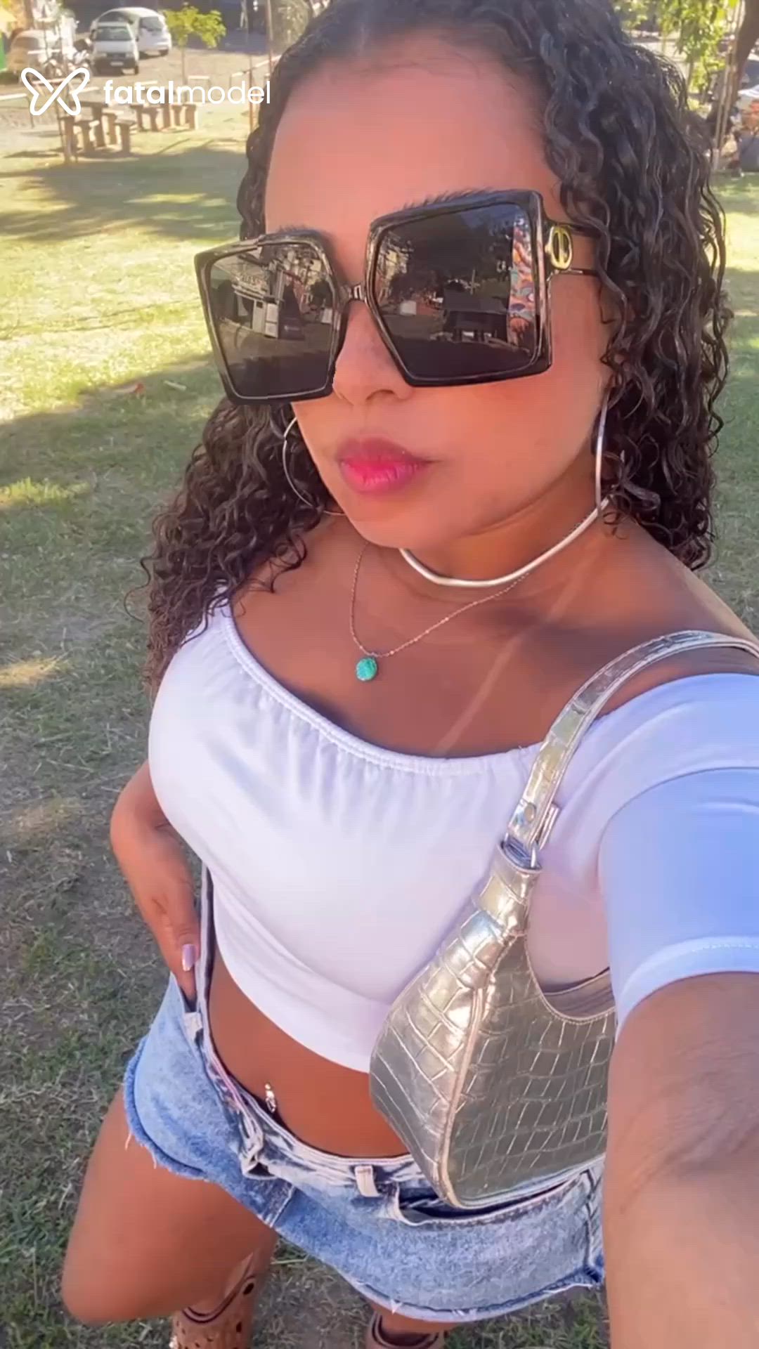 Acompanhante mulher morena (o) de olhos castanhos - Vic
