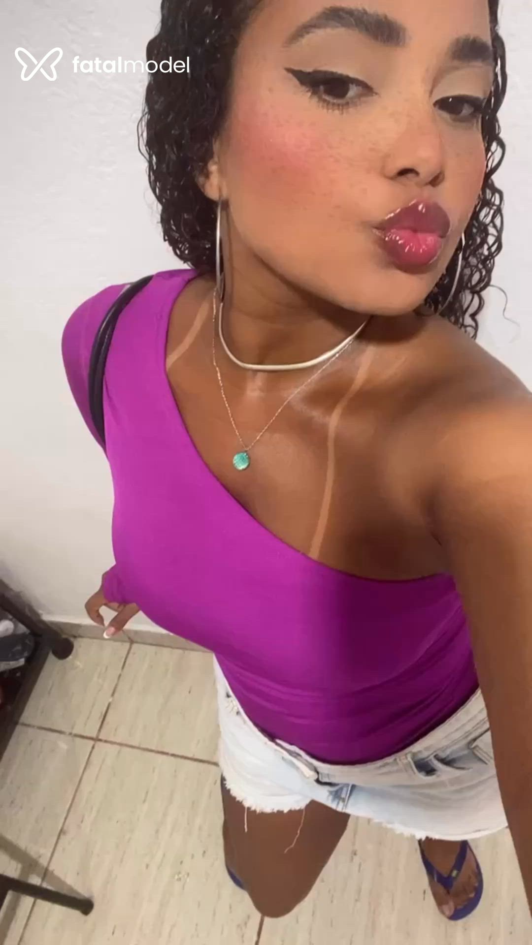 Acompanhante mulher morena (o) de olhos castanhos - Vic