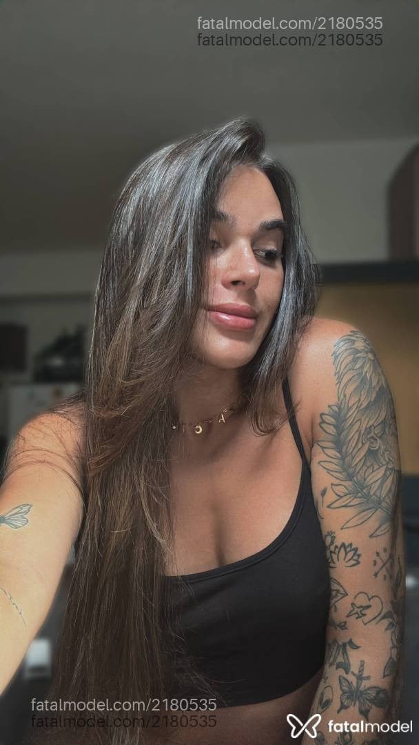 Acompanhante mulher trans com cabelo castanho de olhos pretos em Virtual - Bya gossan